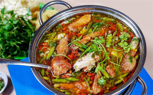 Lẩu Cá Tầm Nấu Chua, Bắp Chuối Kèm Rau Muống