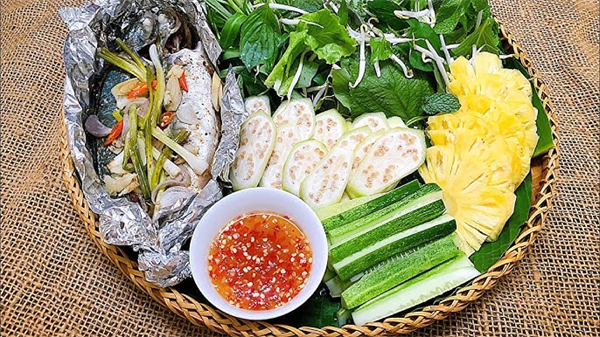 Cá Biển Hấp Bánh Tráng Rau Sống