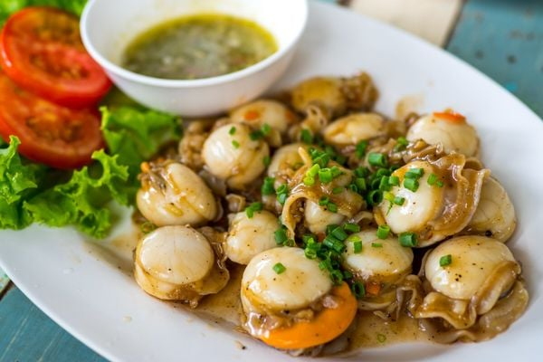 Cồi Sò Điệp Xào Bơ Cay, Bánh Mì